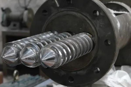 擠出機機筒螺桿裂斷的原因是什么？