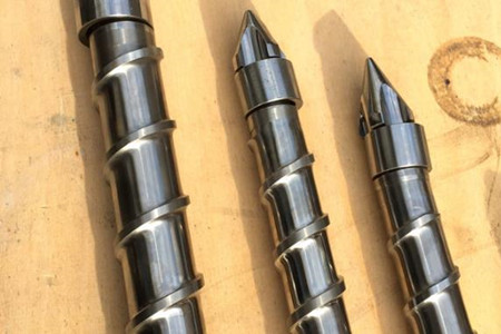 注塑機(jī)螺桿上的粘料如何去除？小編來(lái)支招！