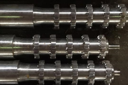 注塑機(jī)螺桿上的粘料如何去除？小編來(lái)支招！